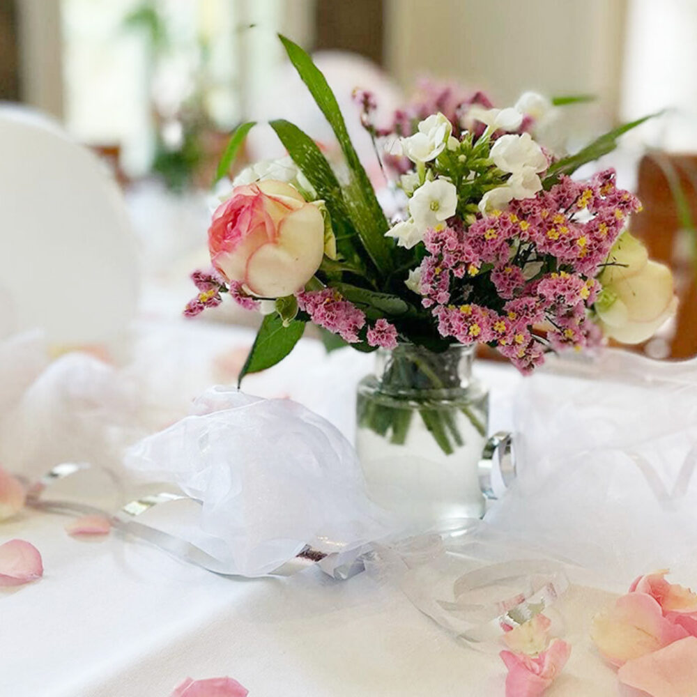 Tischdeko ein kleiner Blumenstrauß in rosé für eine Hochzeit
