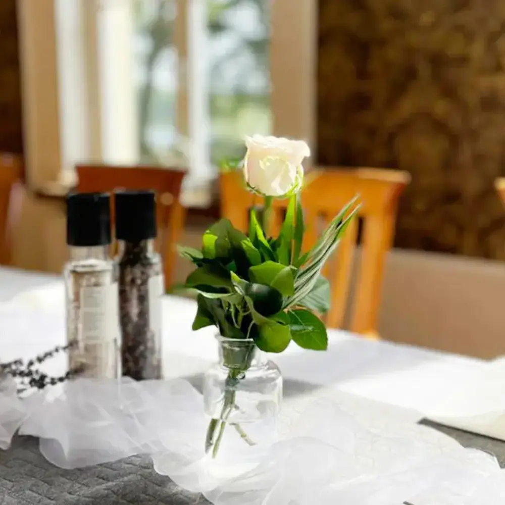 Eine weiße Rose als Tischdeko